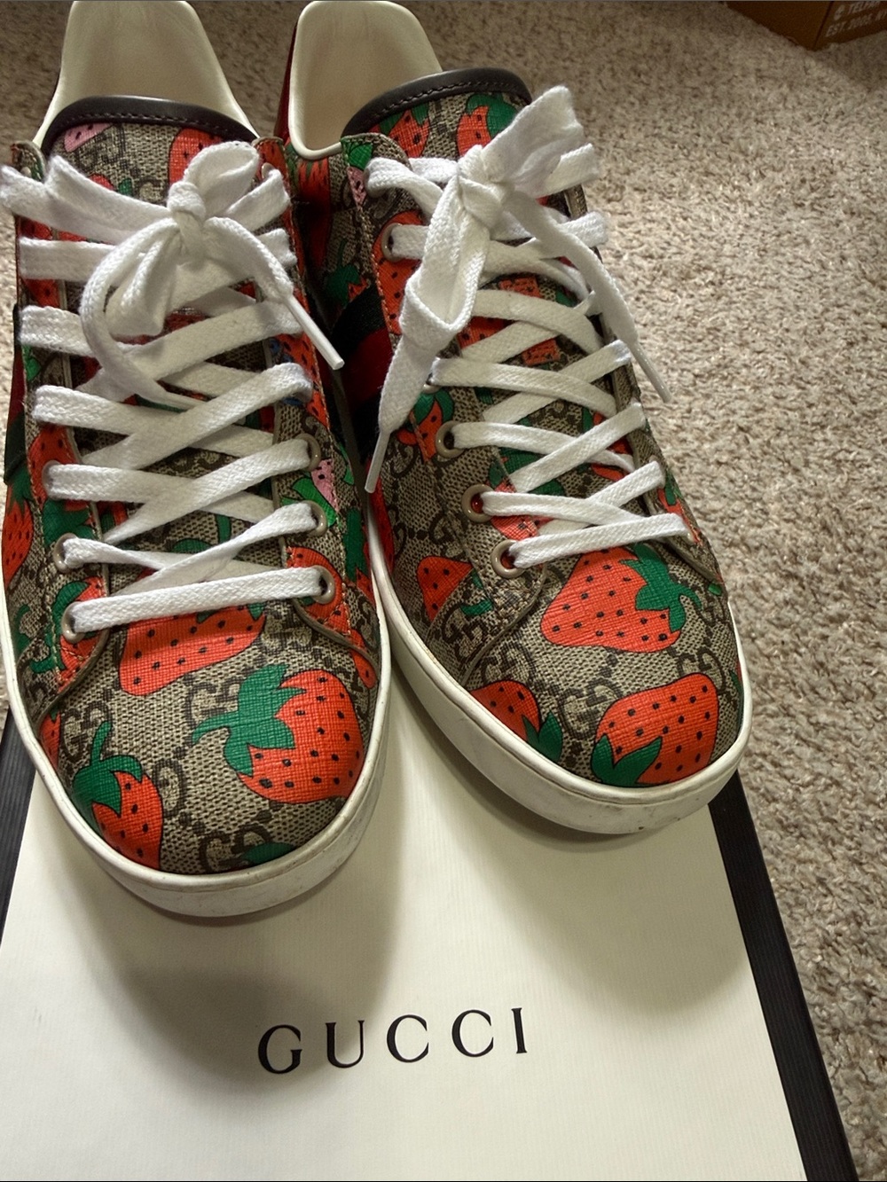 Gucci GG Supreme Strawberry Print Sneakers - Beige/Red/Green